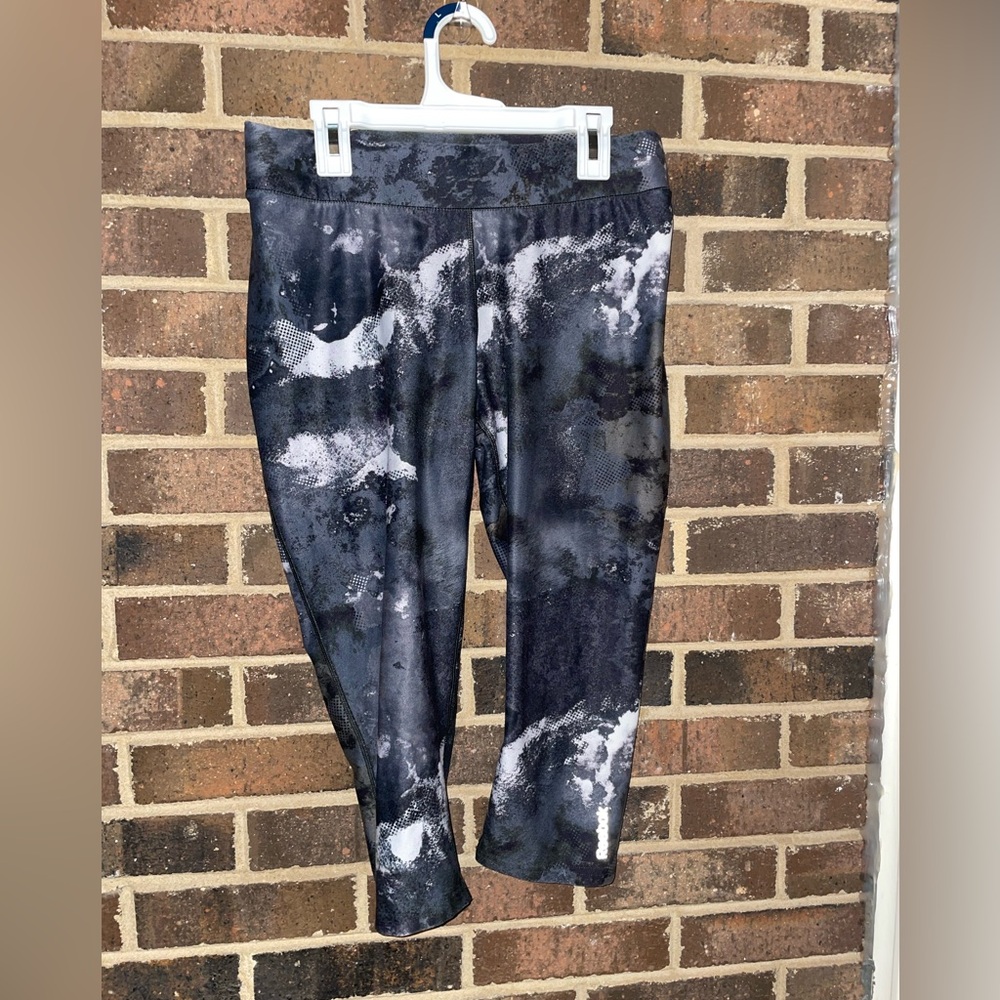 Reebok - Size Medium Black&White Athletic Capri Leggings